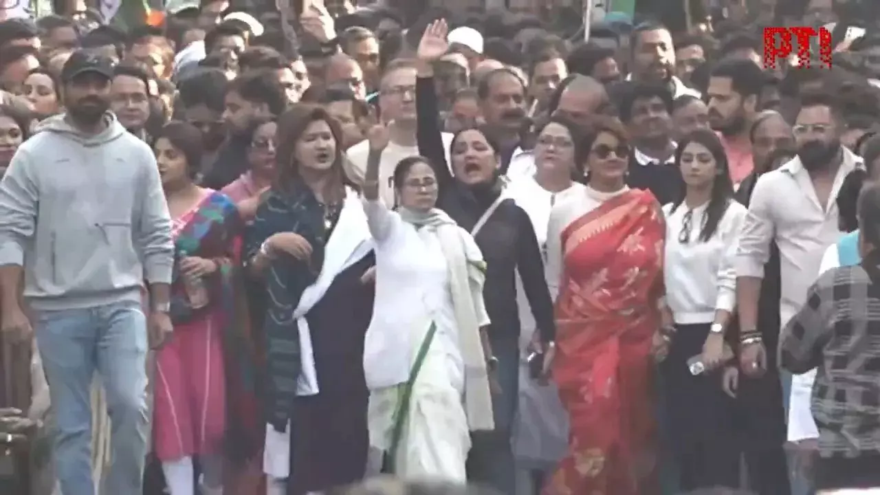 I-PAC Row Explained: Why Mamata Banerjee Hit the Streets Against ED Action in Kolkata